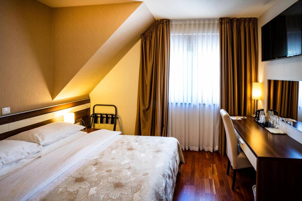 Hotel Degenija Selište Drežničko Exterior foto